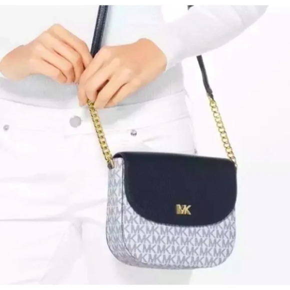 NWOT Micheal Kors Signature Half Dome Crossbody - Picture 1 of 12